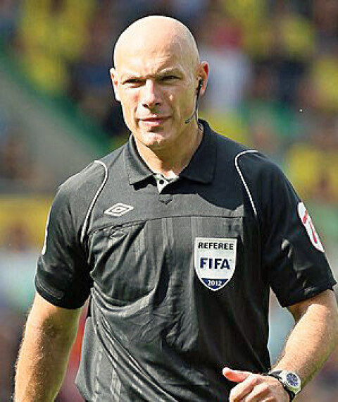 PIPEBLÅSER: Howard Webb.