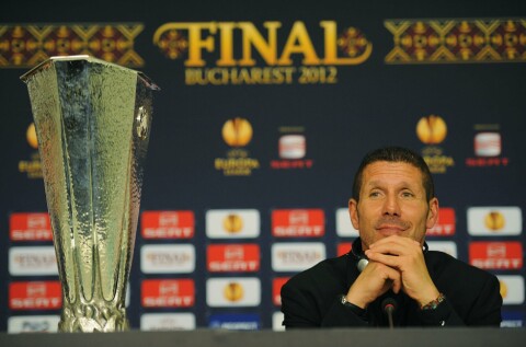 TILFREDS: Diego Simeone gliser fornøyd etter å ha vunnet Europa League-finalen i 2012. Atletico Madrid-fansen skulle imidlertid få mye mer å glede seg over i årene som fulgte. UEFA Europa League Final - Atletico Madrid Press Conference