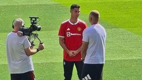 TILBAKE PÅ OLD TRAFFORD: Cristiano Ronaldo i samtale med Wes Brown på Old Trafford gresset. Lørdag ettermiddag kan portugiseren gjøre comeback for United, men Steve Bruce vil gjerne ta på seg rollen som festbrems. ronaldo