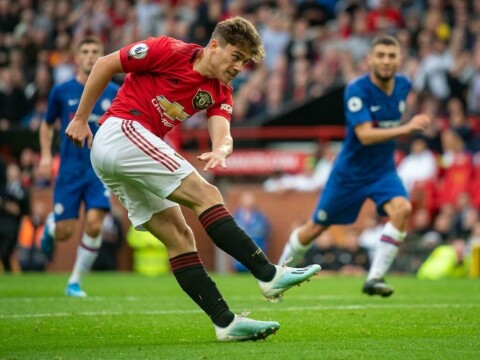 DEBUTERTE MOT SITT GAMLE FAVORITTLAG: Daniel James holdt med Juan Matas tidligere lag mens han vokste opp. DEBUTERTE MOT SITT GAMLE FAVORITTLAG: Daniel James holdt med Juan Matas tidligere lag mens han vokste opp.