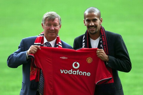 REKORDKJØP: Juan Sebastian Veron og Alex Ferguson poserer for fotografene sommeren 2001 da argentineren ble Uniteds dyreste spiller. REKORDKJØP: Juan Sebastian Veron og Alex Ferguson poserer for fotografene sommeren 2001 da argentineren ble Uniteds dyreste spiller.