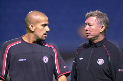 VIKTIG STØTTESPILLER: Sir Alex Ferguson tok bestandig Juan Sebastian Veron i forsvar, noe argentineren sier han selv i dag setter pris på. VIKTIG STØTTESPILLER: Sir Alex Ferguson tok bestandig Juan Sebastian Veron i forsvar, noe argentineren sier han selv i dag setter pris på.
