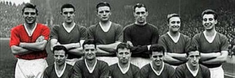Bak f.v.: Duncan Edwards, Bill Foulkes, Mark Jones, Ray Wood, Eddie Colman, David Pegg. Foran f.v.: Johnny Berry, Liam Whelan, Roger Byrne (kapt.), Tommy Taylor, Dennis Viollet. de