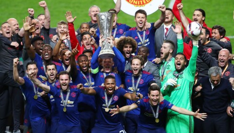 KAPTEIN: Manchester United feirer Europa League-gullet etter å ha slått Ajax i finalen i 2017. Det var Rooneys siste kamp for Manchester United og han spilte de siste minuttene av finalen som kaptein etter å ha kommet inn fra benken.