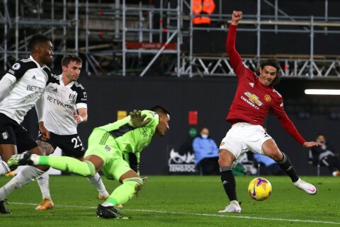 LUR SOM EN REV: Edinson Cavani viste hvor lur han er mot Fulham i midtuka sist uke.