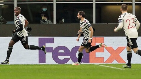 GANSKE SÅ FORNØYD: Paul Pogba med lagkameratene på slep etter seiersmålet mot Milan.