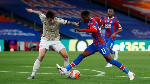 VAR-KONTROVERS: Denne situasjonen førte til diskusjoner, etter at videodommeren avgjorde at dette ikke kvalifiserte til straffespark for Palace. VAR-KONTROVERS: Denne situasjonen førte til diskusjoner, etter at videodommeren avgjorde at dette ikke kvalifiserte til straffespark for Palace.
