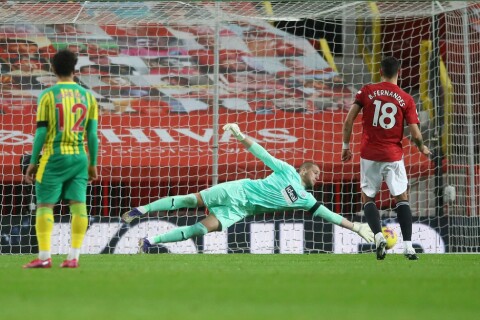 TO FORSØK: Sam Johnstone reddet Bruno Fernandes’ forsøk, men portugiseren vant duellen på andre forsøk.