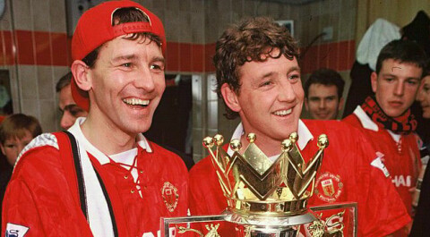 FESTSTEMTE: Bryan Robson var klubbkaptein og Steve Bruce lagkaptein da United omsider kunne feire ligagull igjen i 1993. Etter festen kvelden før hjemme hos Steve Bruce kunne spillerne fortsette festen med  United-fansen på Old Trafford da Blackburn ble slått 3-1.