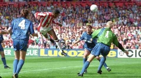 HISTORISK: Brian Deane header Sheffield United i føringen mot Manchester United på Premier Leagues åpningsdag i 1992. Historiens første Premier League-mål sørget for en elendig start på den nye sesongen for Fergusons menn.