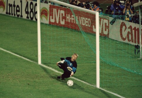 PETER DEN STORE: Peter Schmeichel var den eneste United-spilleren som virkelig hadde grunn til å glise sommeren 1992. Han vant EM med Danmark som slo Tyskland 2-0 i finalen i Sverige. Her redder Schmeichel straffesparket fra Marco van Basten i semifinalen mot Nederland.