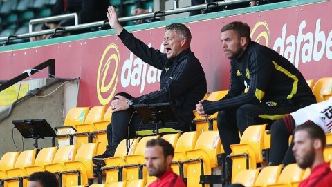 BYTTET ÅTTE: United-trener Solskjær gjorde åtte bytter fra laget som slo Sheffield United, men de friske beina ga ikke utslag.