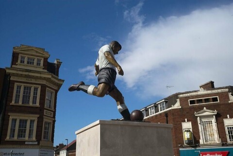 DUDLEYS STORE SØNN: På bildet ser en Duncan Edwards-statuen i Dudley. DUDLEYS STORE SØNN: På bildet ser en Duncan Edwards-statuen i Dudley.