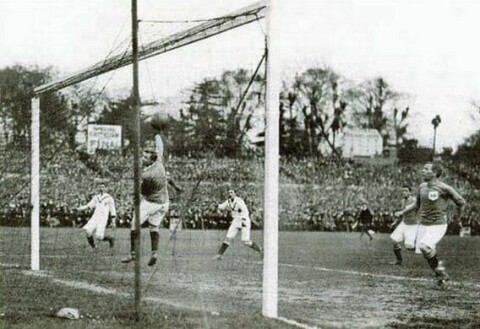 DEN FØRSTE TRIUMFEN: Sandy Turnbull scorer kampens eneste mål, og United vinner FA-cupfinalen i 1909.