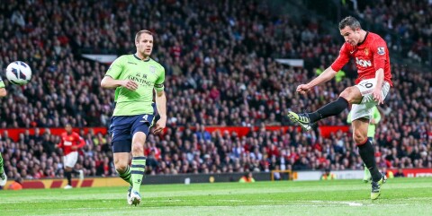 Old Trafford, 22. april 2013: ROBIN VAN PERSIE banker inn det andre av sine tre mål i 3-0-seieren over Aston Villa. Seieren sikret Uniteds 20. ligamesterskap.