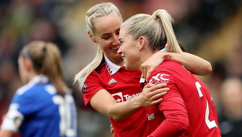 SCORET HAT TRICK MOT LEICESTER I FORRIGE KAMP: Alessia Russo, som her gratuleres av Millie Turner. russ