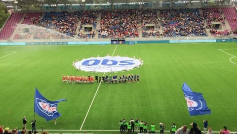 7000 TILSKUERE: Det var både VIF- og United-supportere til stede på Intility Arena. Foto: Sindre Vian
