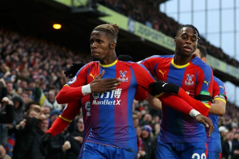 EN Å SE OPP FOR: Den tidligere United-spilleren Wilfried Zaha er hjemmelagets giftigste spiller. Her jubler han sammen med Aaron Wan-Bissaka som torsdag kveld skal sørge for å holde tett mot gamleklubben.