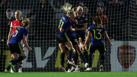 JUBEL: United jubler etter Russos mål. GettyImages-1365683525