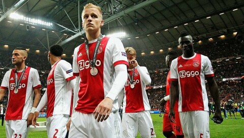NOE ANNET ENN UNITED: Ajax, her mot Manchester United i Europa League-finalen 2017, er etter Rene Meulensteens mening en stor klubb med rik historie, men likevel mye, mye mindre enn United. Det skal Erik ten Hag få merke.