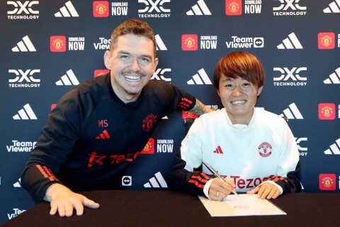 MIYAZAWA MED NYESJEFEN: Marc Skinner ser ut til å være godt fornøyd med signeringen. Manchester United Women Unveil New Signing Hinata Miyazawa