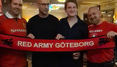 STILTE OPP: Jaap Stam tok seg god tid med fansen. STILTE OPP: Jaap Stam tok seg god tid med fansen.