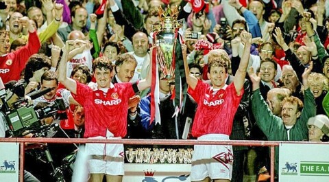 LØFTET POKALEN SAMMEN: Lagkaptein Steve Bruce og klubbkaptein Bryan Robson hevet det store Premier League-trofeet sammen. 26 års ventetid var endelig over.