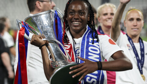 Låner inn Lyon-spiss: – Hun kommer definitivt til å begeistre fansen Malvine Malard holder Champions League-trofeet da hun spiller for Lyon.