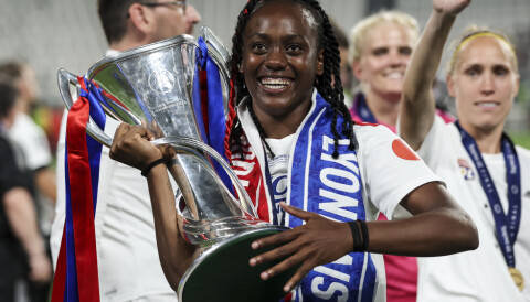 Malvine Malard holder Champions League-trofeet da hun spiller for Lyon.