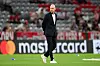 Erik ten Hag inspiserer Allianz Arena-gressmatta