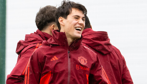 Facundo Pellistri smiler og ler på United-trening.