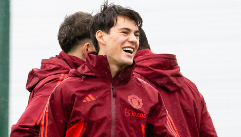 Facundo Pellistri smiler og ler på United-trening.
