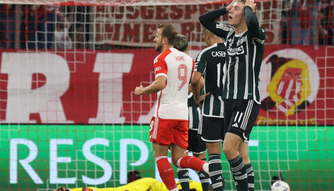 Rasmus Højlund fortviler over at en ball har havnet i mål bak André Onana mot Bayern München