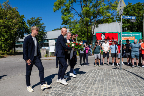 Rasmus Højlund, Erik ten Hag, Steve McClaren og Bruno Fernandes ved minnesmerket for München-ulykken på Manchesterplatz i München.