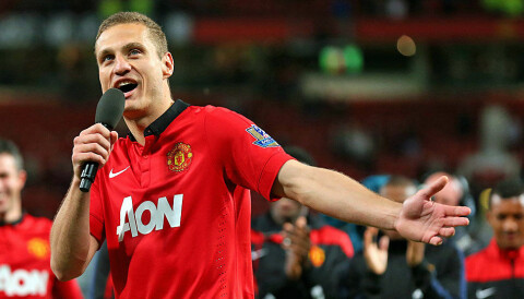 Nemanja Vidic snakker i mikrofon da han var United-spiller.