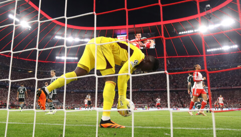 Onana plukker opp ballen i kampen mot Bayern