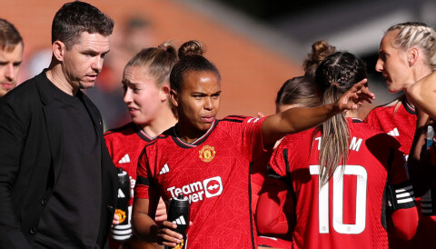 «Denne uvanen må United bli kvitt» Marc Skinner med en del United-spillere rundt seg i Leigh.