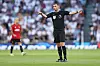 Michael Oliver dømmer frispark i kampen mellom Tottenham og United i august.