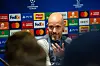 Erik ten Hag smiler og gestikulerer på pressekonferansen.