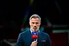 Jamie Carragher ser småsur ut med Sky Sports-mikrofonen i handa.