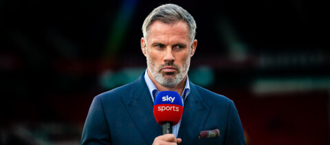 Jamie Carragher ser småsur ut med Sky Sports-mikrofonen i handa.