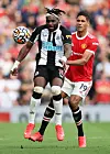Allan Saint-Maximin i duell med Raphaël Varane, Manchester United mot Newcastle.