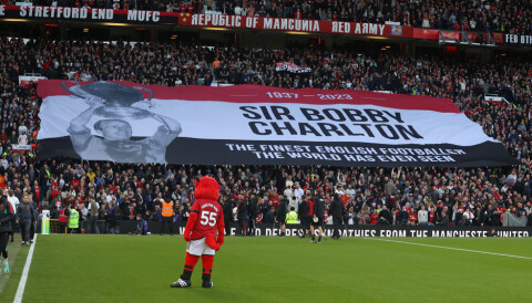Sir Bobby-banner på Stretford End.