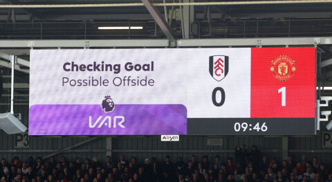 VAR-sjekk på Uniteds annullerte mål mot Fulham.