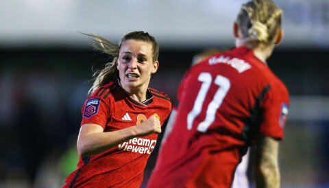 Ella Toone og Leah Galton feirer førstnevntes mål mot Brighton, 5. november 2023.