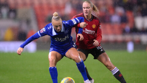 Lisa Naalsund i duell med Evertons Hanna Bennison, 09.11.2023.