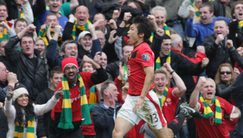 Ji Sung-Park feirer mål mot Liverpool i mars 2010, med jublende tilskuere på tribunen.