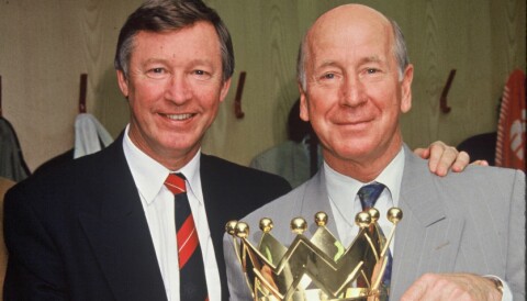 Alex Ferguson og Sir Bobby Charlton med Premier League-troféet i garderoben, 08.05.1994.
