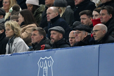 Ten Hag ser Everton-kampen fra tribunen.