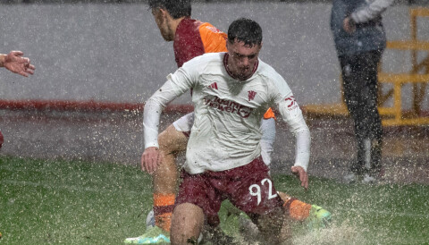 U19: James Scanlon går i bakken i regnværet mot Galatasaray, 29. november 2023.